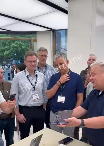 俄罗斯游客上海买华为